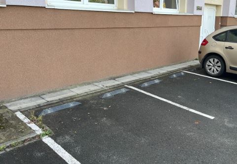 U základní školy proběhla instalace parkovacích dorazů 