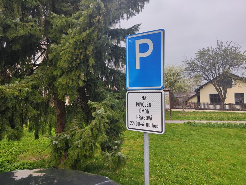 Změna režimu parkování u budovy úřadu a mateřské školy